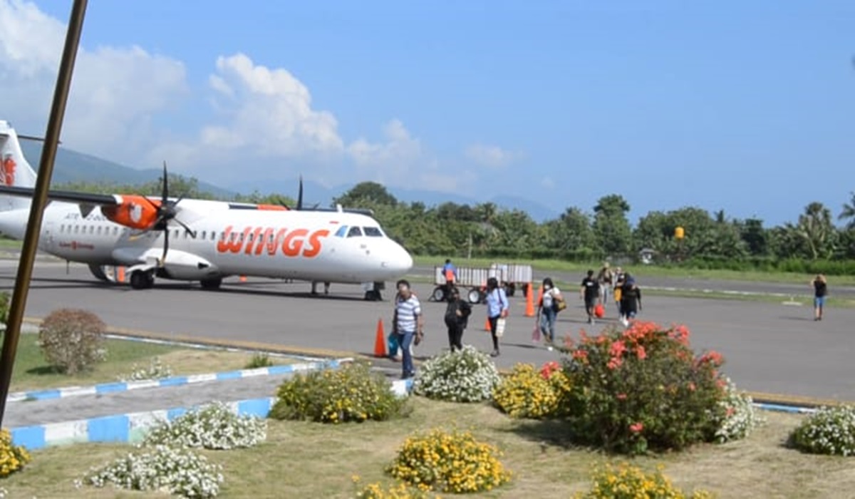 Pesawat Wings Air tiba di Bandara Gewayantana, Larantuka, Flores Timur, NTT.