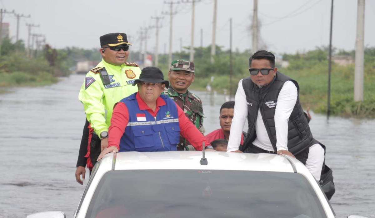 Gubernur Riau Edy Natar Nasution meninjau banjir yang terjadi di Kabupaten Pelalawan, Riau