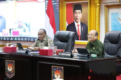 Wakil Menteri Dalam Negeri John Wempi Wetip, menggelar rapat tindak lanjut pendanaan dan updating data beasiswa Siswa Unggul Papua.