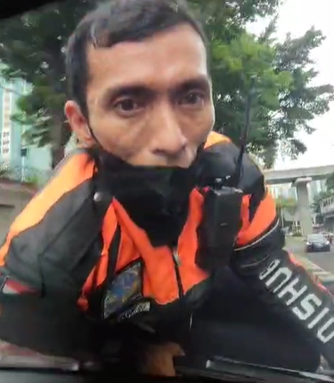 Petugas Dishub naik ke atas kap mobil di Jakarta