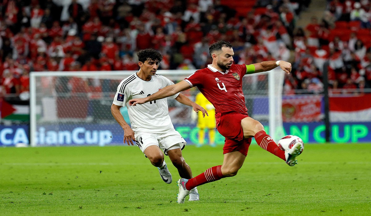 Bek Indonesia Jordi Amat berebut bola dengan gendang Irak Zidane Iqbal dalam laga Grup DPiala Asia 2023