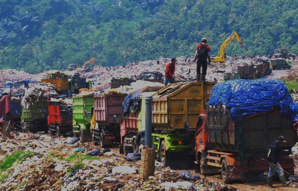 Antrean truk yang akan membuang sampah ke TPA Sarimukti