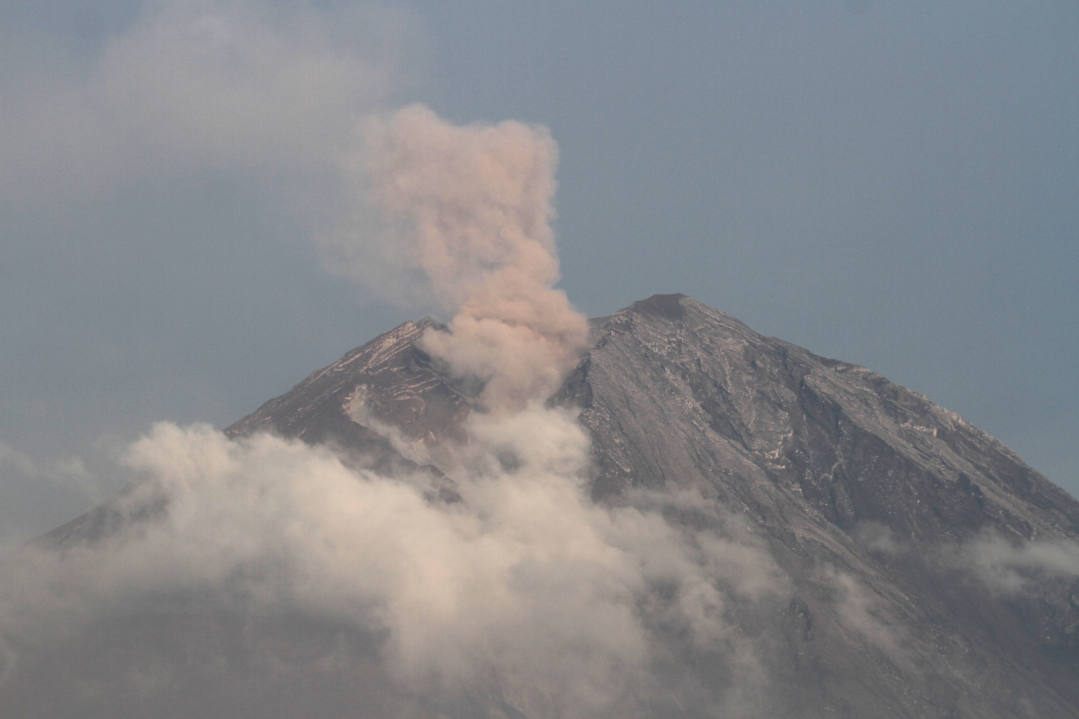 Gunung Semeru erupsi lagi.
