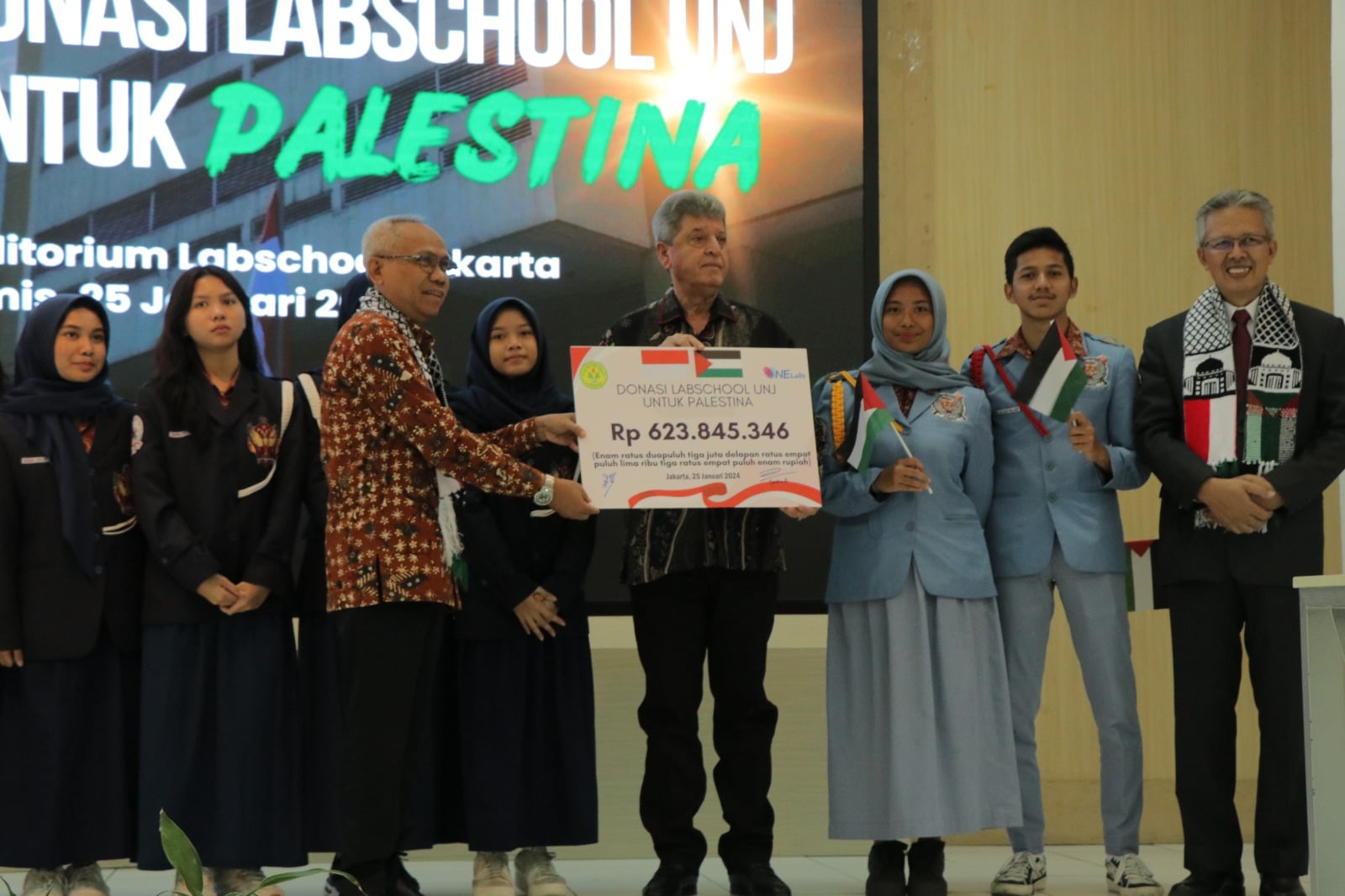 Penyerahan bantuan dari Lab School UNJ untuk Palestina.