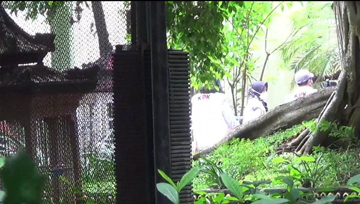 Penyidik KPK menggeledah rumah dinas Bupati Sidoarjo terkait pengembangan operasi tangkap tangan (OTT) pegawai Badan Pelayanan Pajak Daerah 