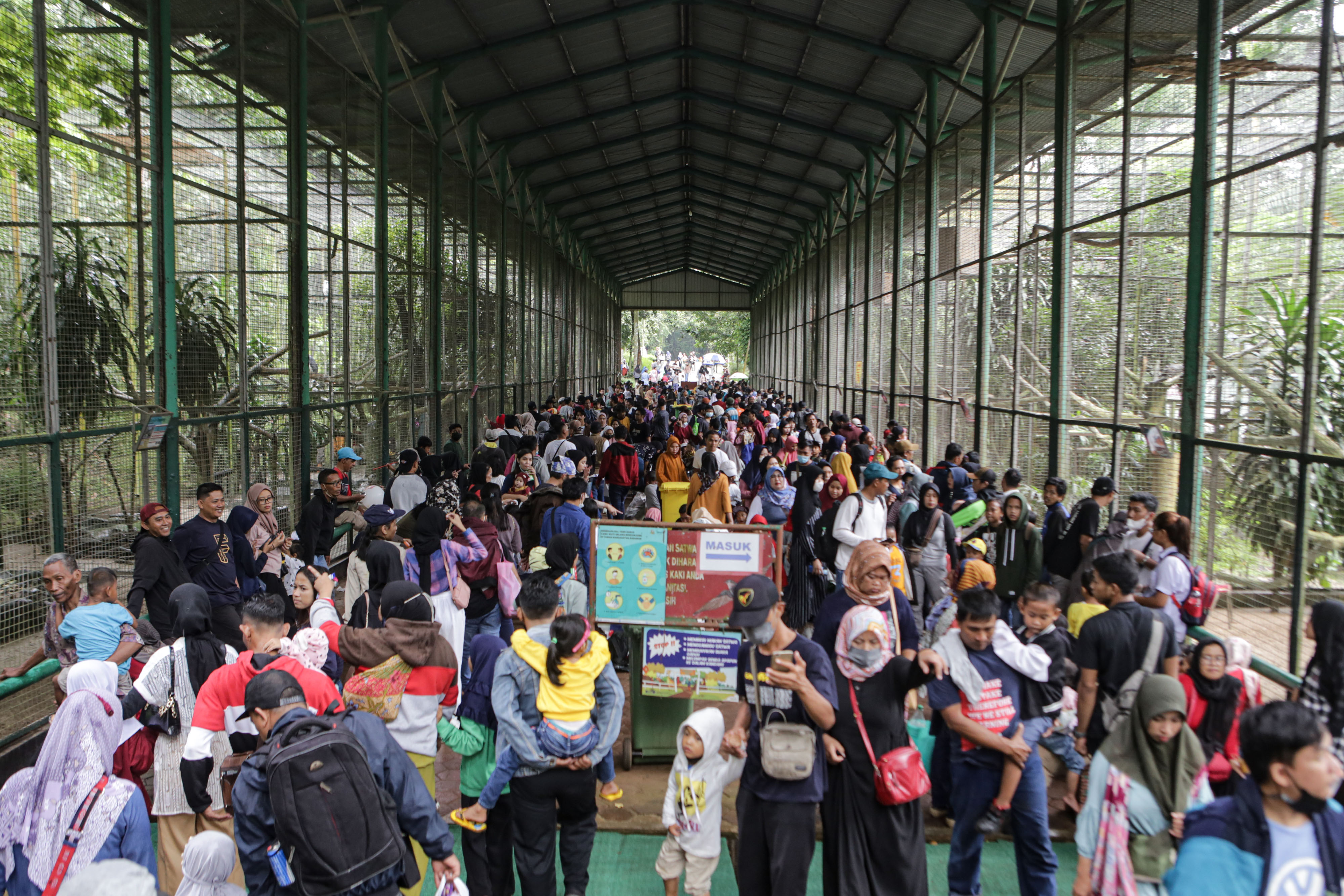 Sejumlah pengunjung memadati Taman Margasatwa Ragunan, Jakarta, Minggu (1/1/2023).