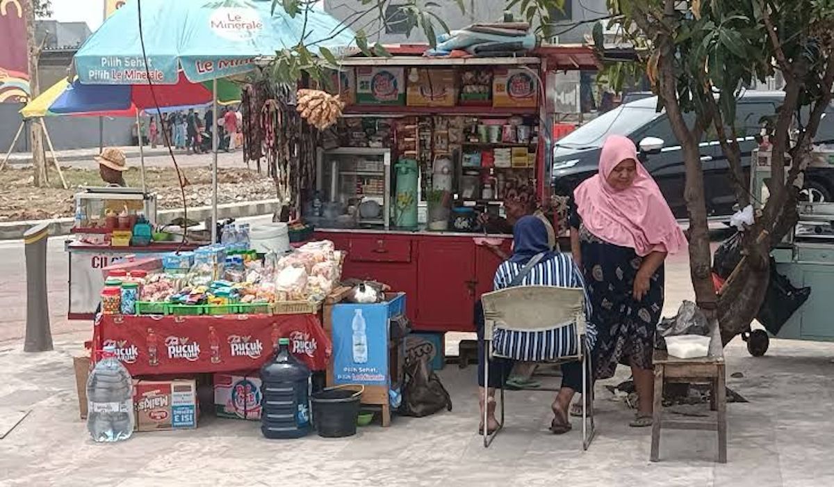 Pedagang kaki lima di kawasan senayan