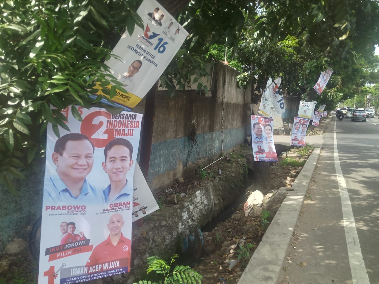 Caleg terus melakukan pelanggaran pemasangan alat peraga kampanye