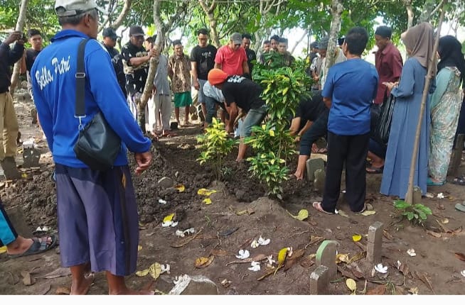 Suasana pemakaman jenazah Almarhumah Anggun SivianaPutri, di TPU Desa Kaladawa, Tegal. 