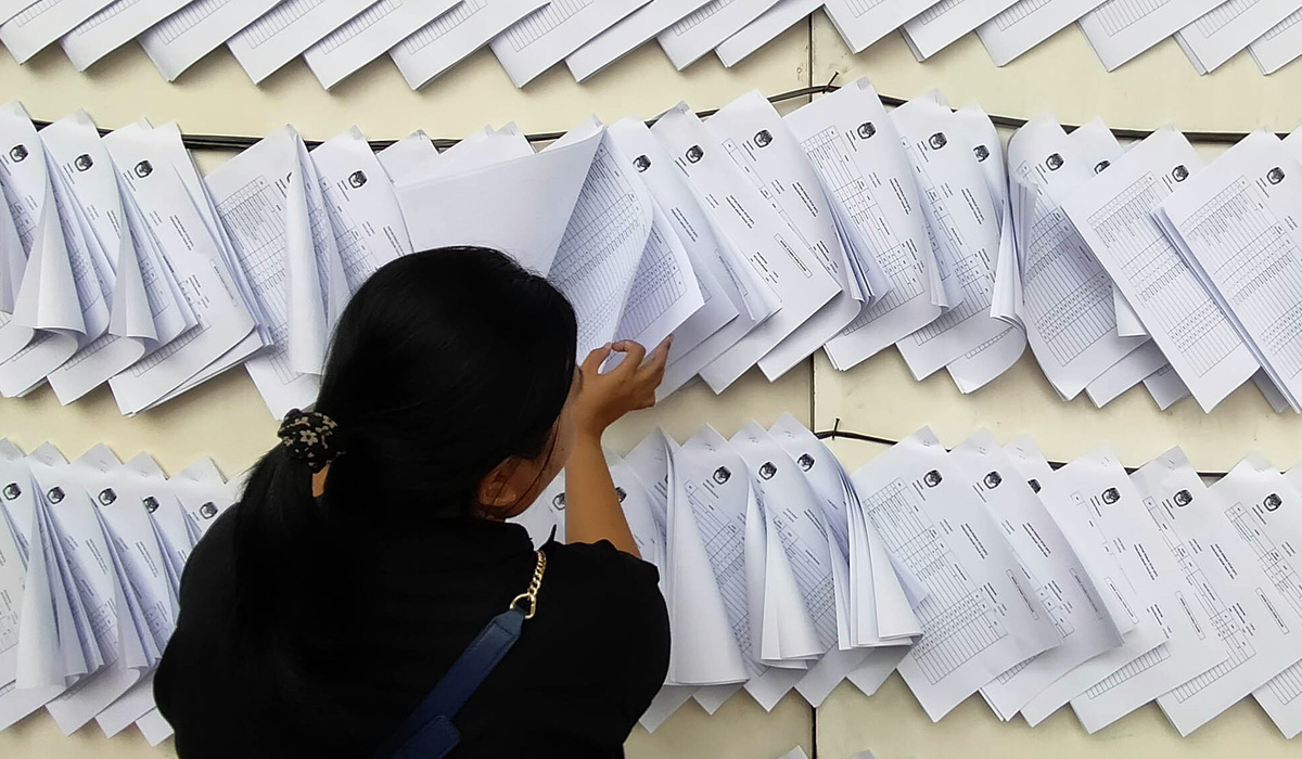 Warga Masyarakat melihat lembar Daftar Pemilih Tetap ( DPT) yang dipasang oleh Komisi Pemilihan Umum (KPU).