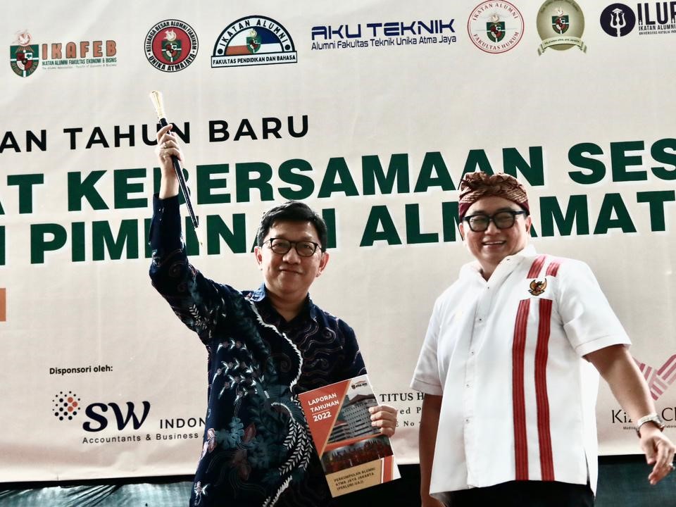 Rektor Unika Atma Jaya Prof. Dr. dr. Yuda Turana, Sp.S (K) (kiri) dan Ketua Umum Perluni-UAJ Michell Suharli.