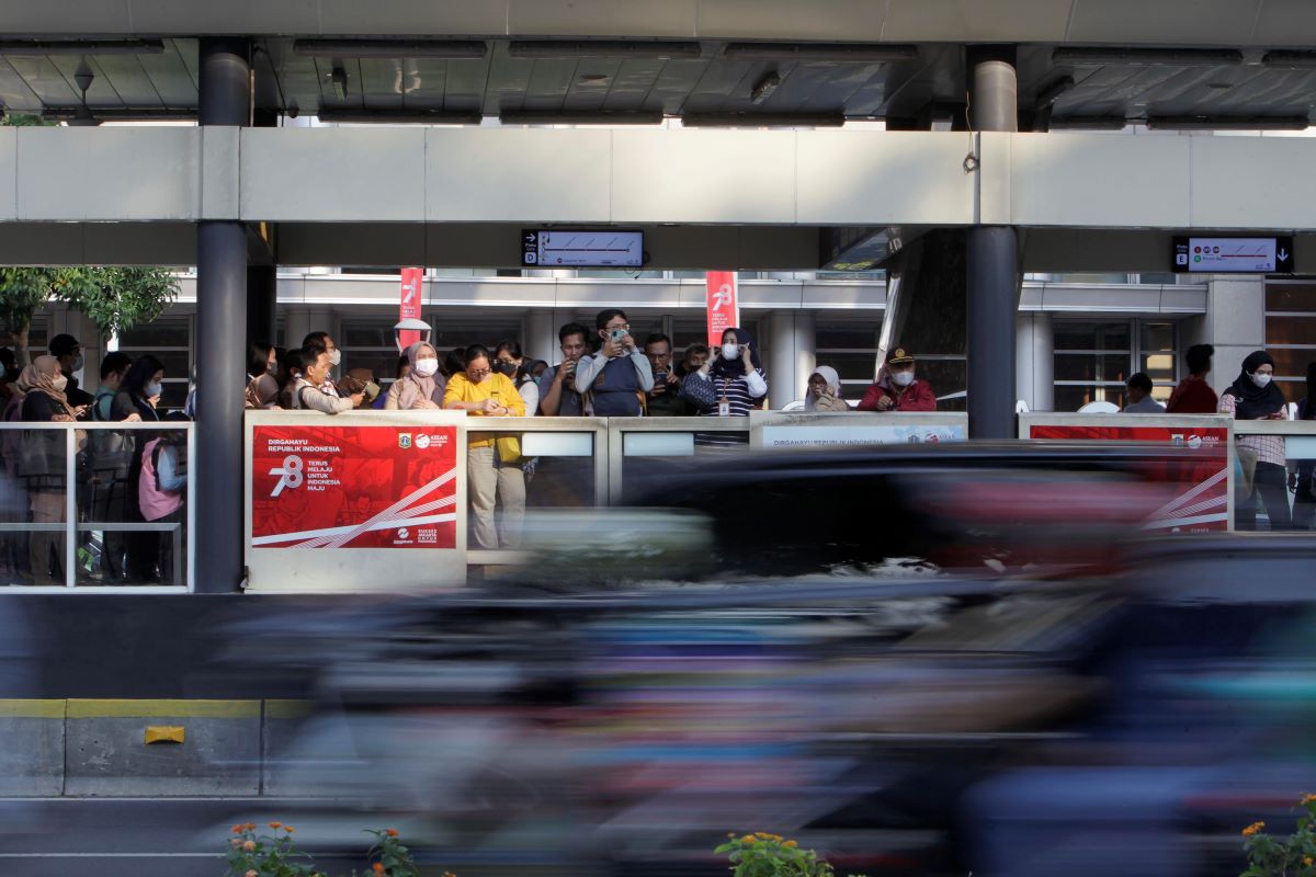 Para calon penumpang menunggu bus Transjakarta di halte.