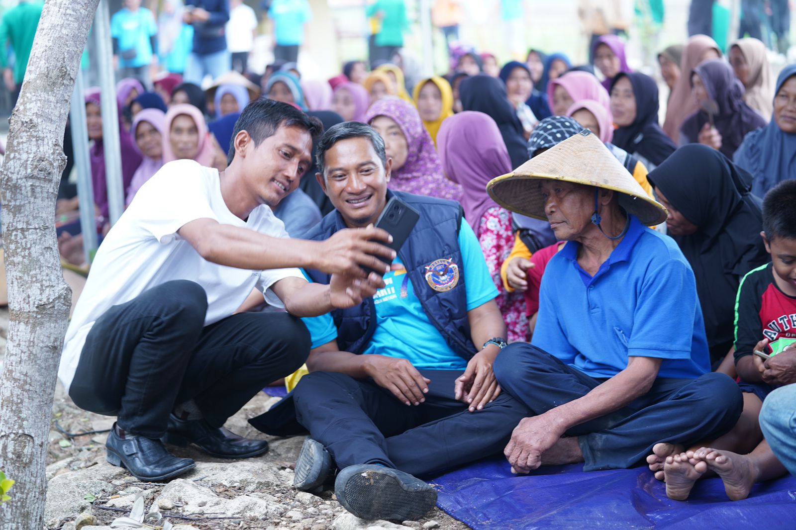 Bupati Pacitan, Indrata Nur Bayuaji (tengah)