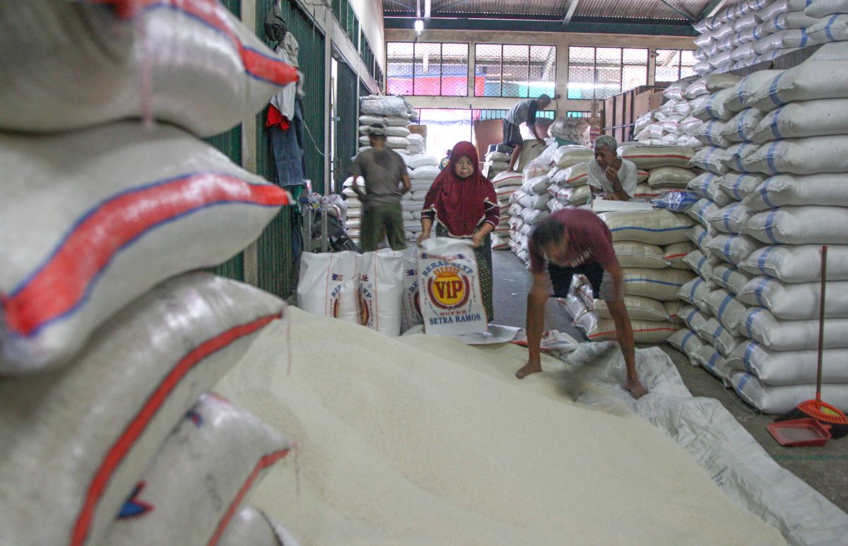 Pekerja menata beras karungan di Gudang beras Pasar Beras Induk Cipinang, Jakarta.
