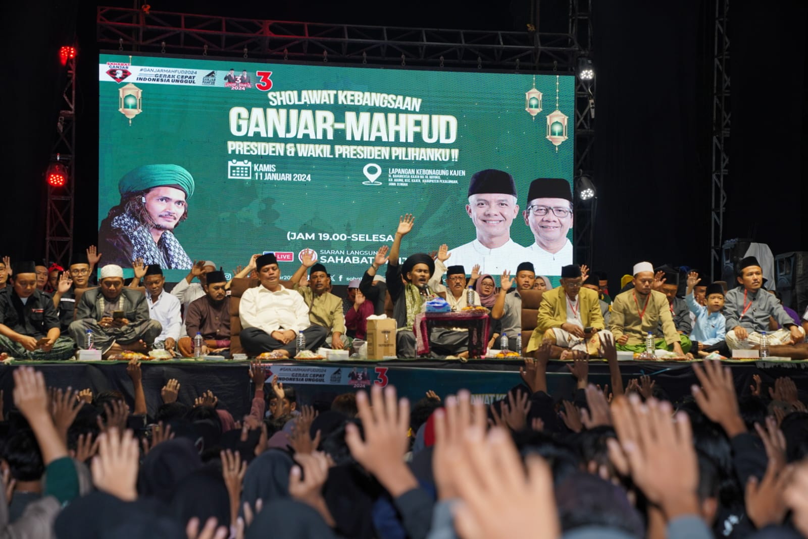 Relawan Sahabat Ganjar mengemakan 'Shalawat Kebangsaan Ganjar Pranowo dan Mahfud MD' di Pekalongan, Jateng.