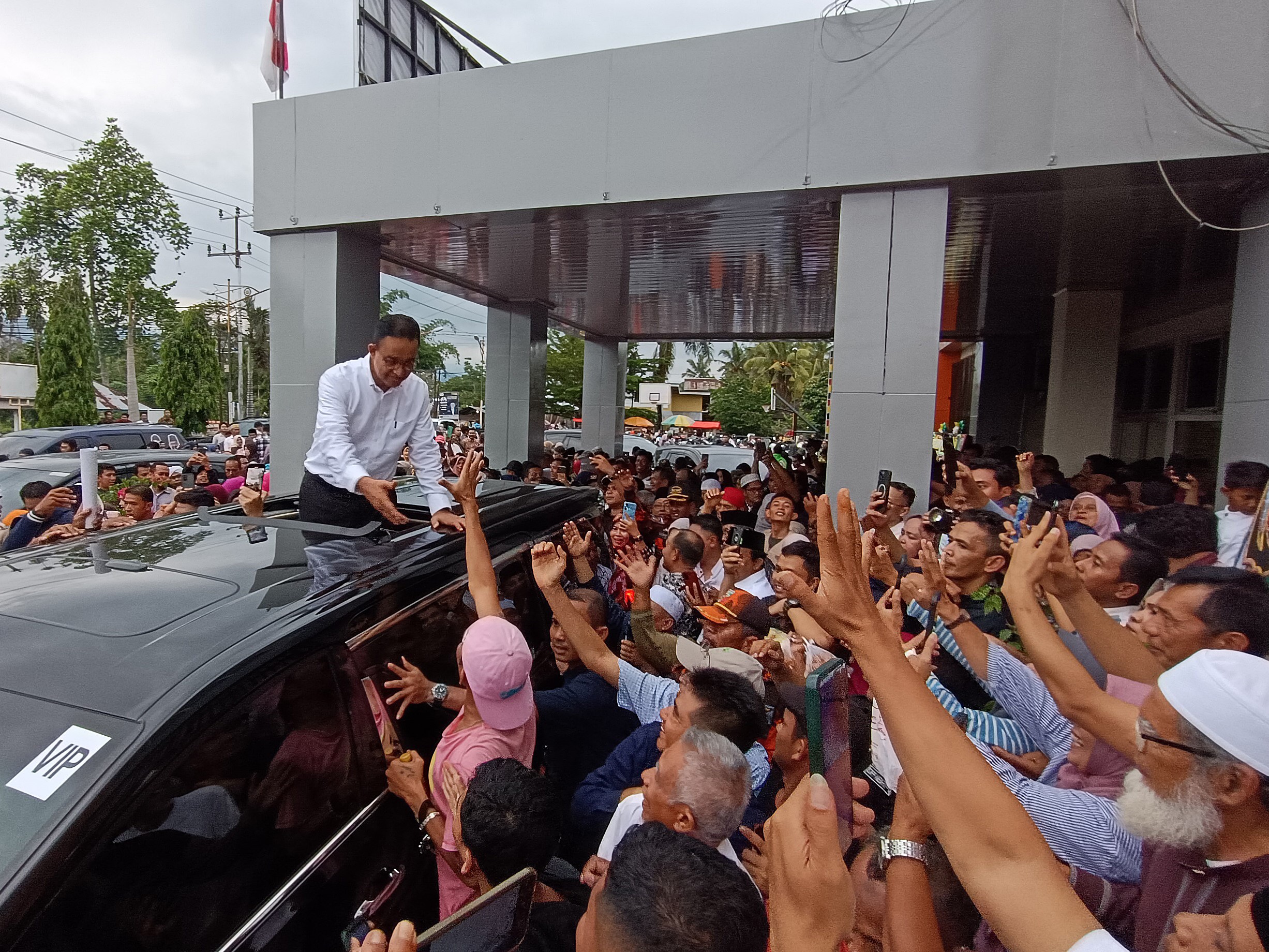 Calon presiden nomor urut 1 Anies Rasyied Baswedan menyapa pendukung usai berkampanye di Gedung Olah Raga Alimin Sinapa, Solok, Sumbar.
