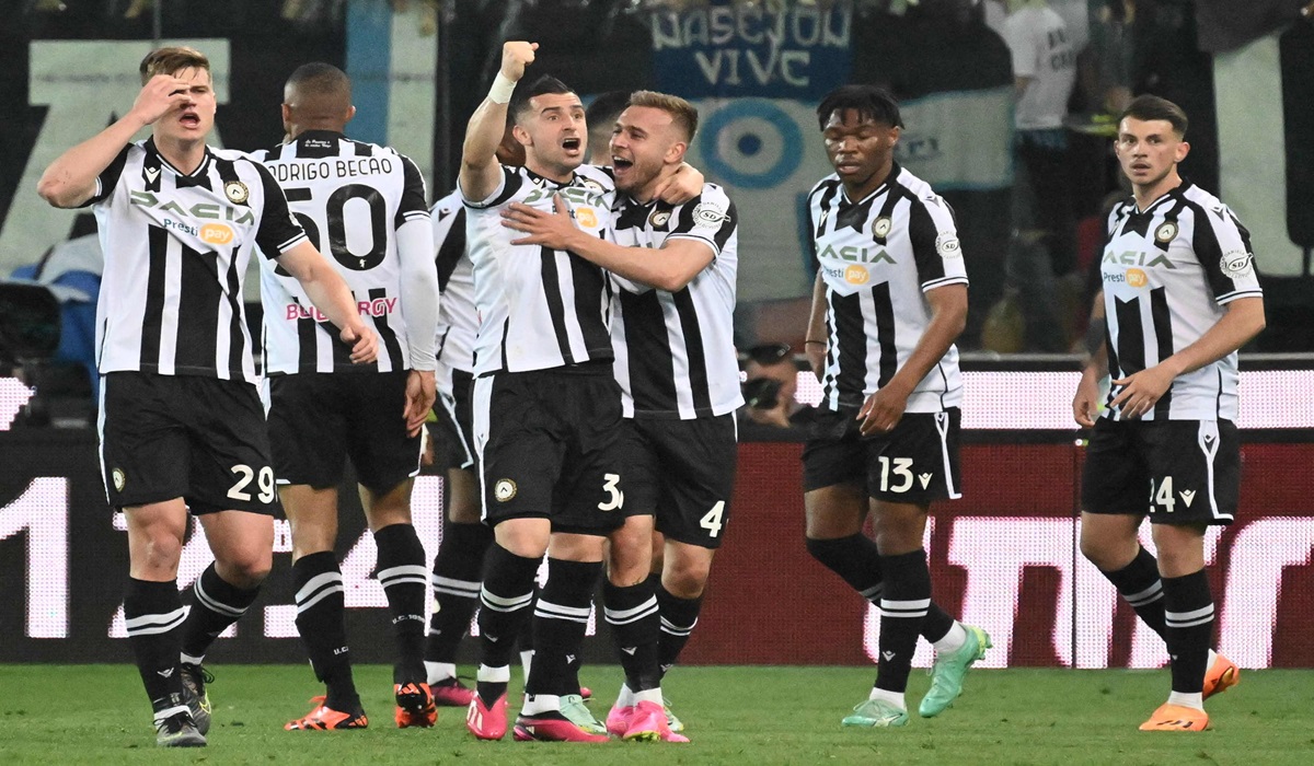Para pemain Udinese melakukan selebrasi usai mencetak gol ke gawang lawan,