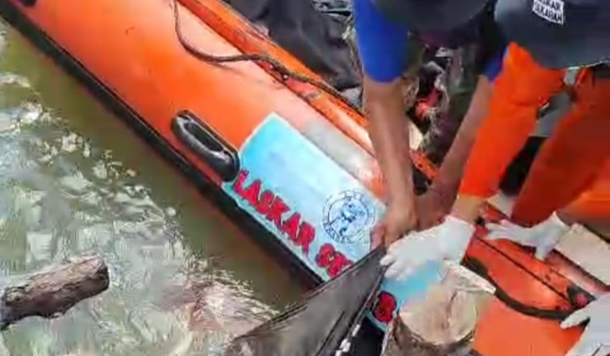 Proses evakuasi korban yang terjatuh dari kapal di dermaga Pangkalpinang.