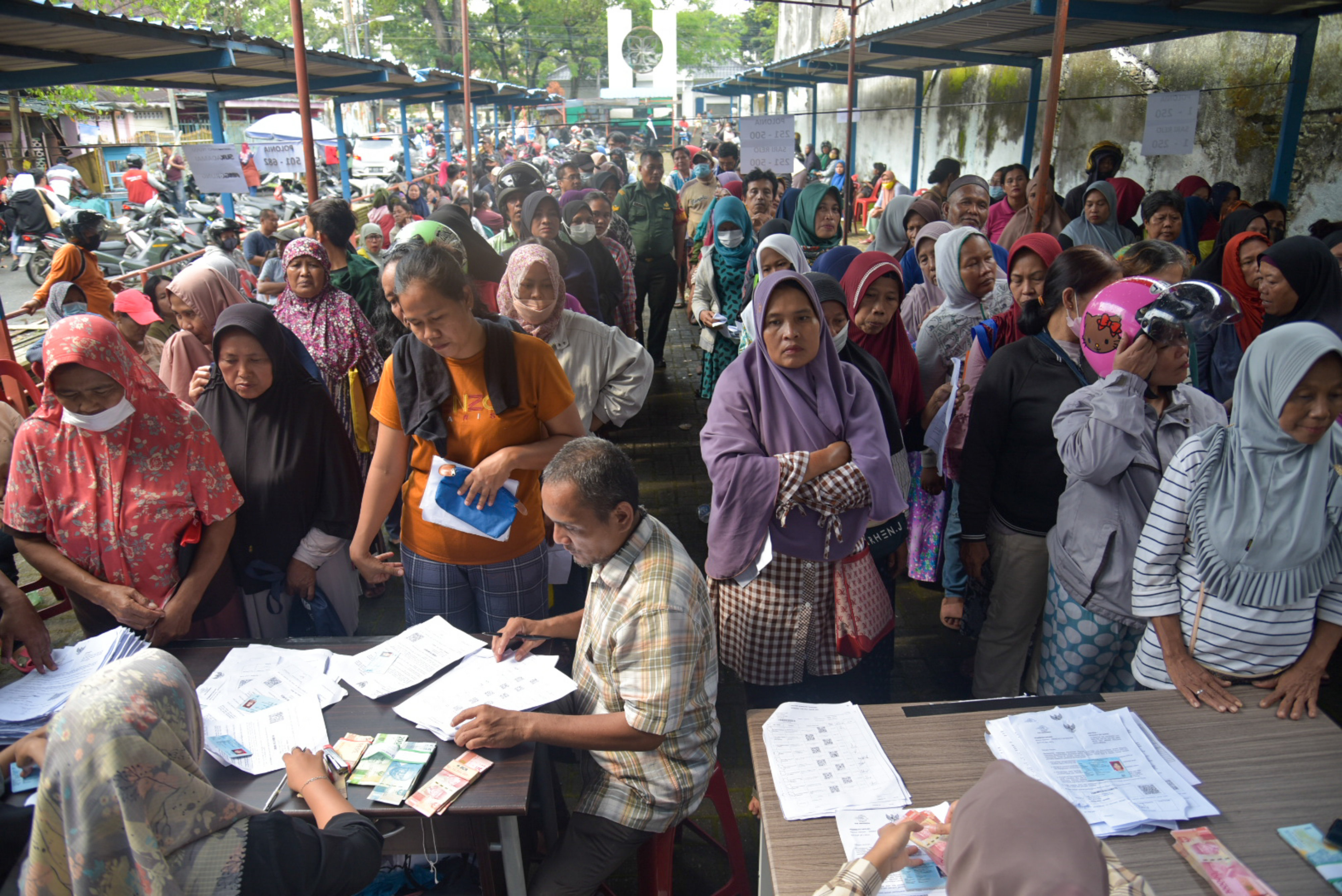 Sejumlah warga antre untuk mencairkan Bantuan Langsung Tunai (BLT)