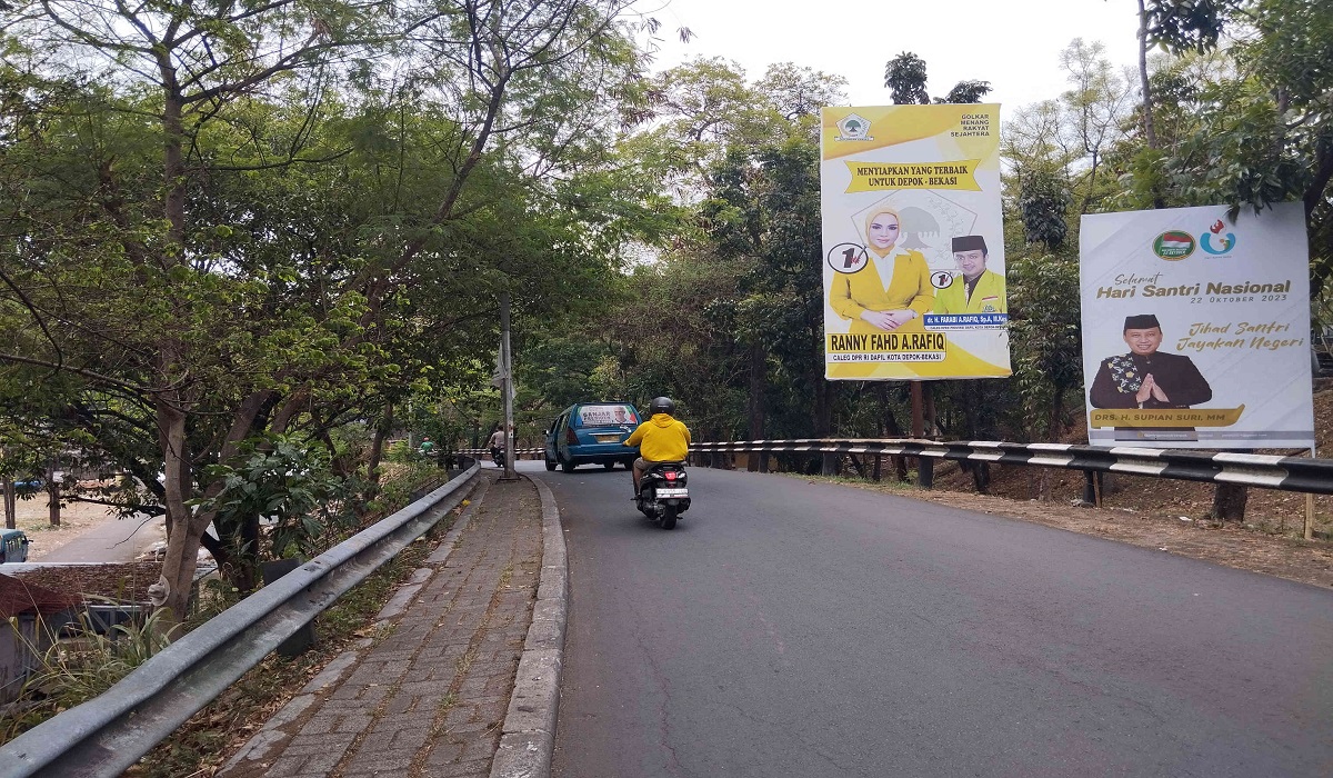 Ratusan Spanduk Parpol Roboh Imbas Angin Kencang di Depok