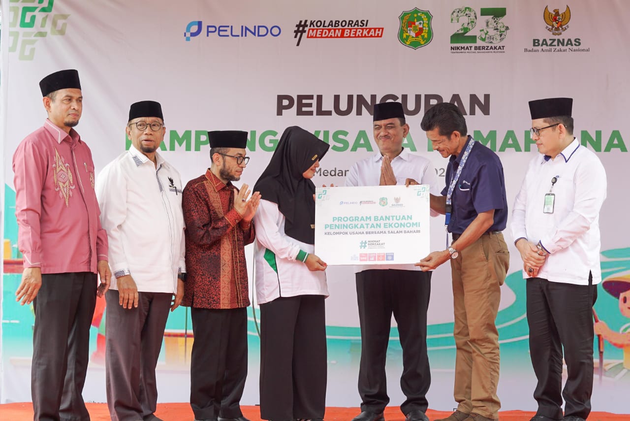 Penyerahan bantuan saat peluncuran Kampung Wisata Ramah Anak di Medan, Sumut. 