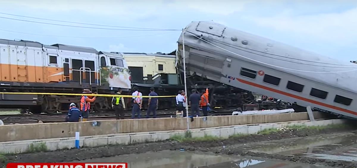 PT KAI memastikan tidak ada korban jiwa dari penumpang kereta api. Sebanyak 22 penumpang mengalami luka ringan dan sudah dibawa ke rumah sak
