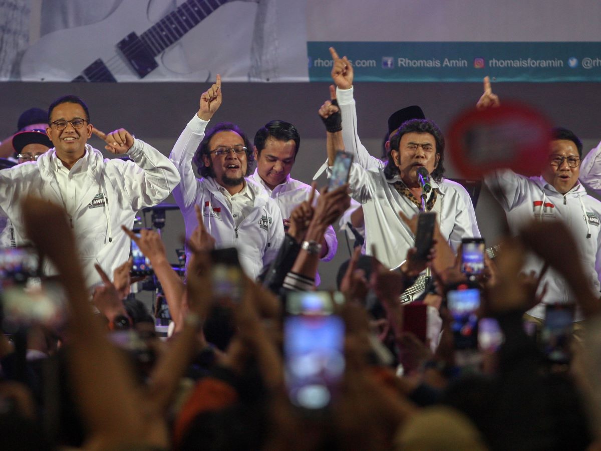 Anies Baswedan dan Muhaimin Iskandar berjoget bersama dengan Raja Dangdut Rhoma Irama di JIExpo, Kemayoran, Jakarta, Senin (29/01/2024).