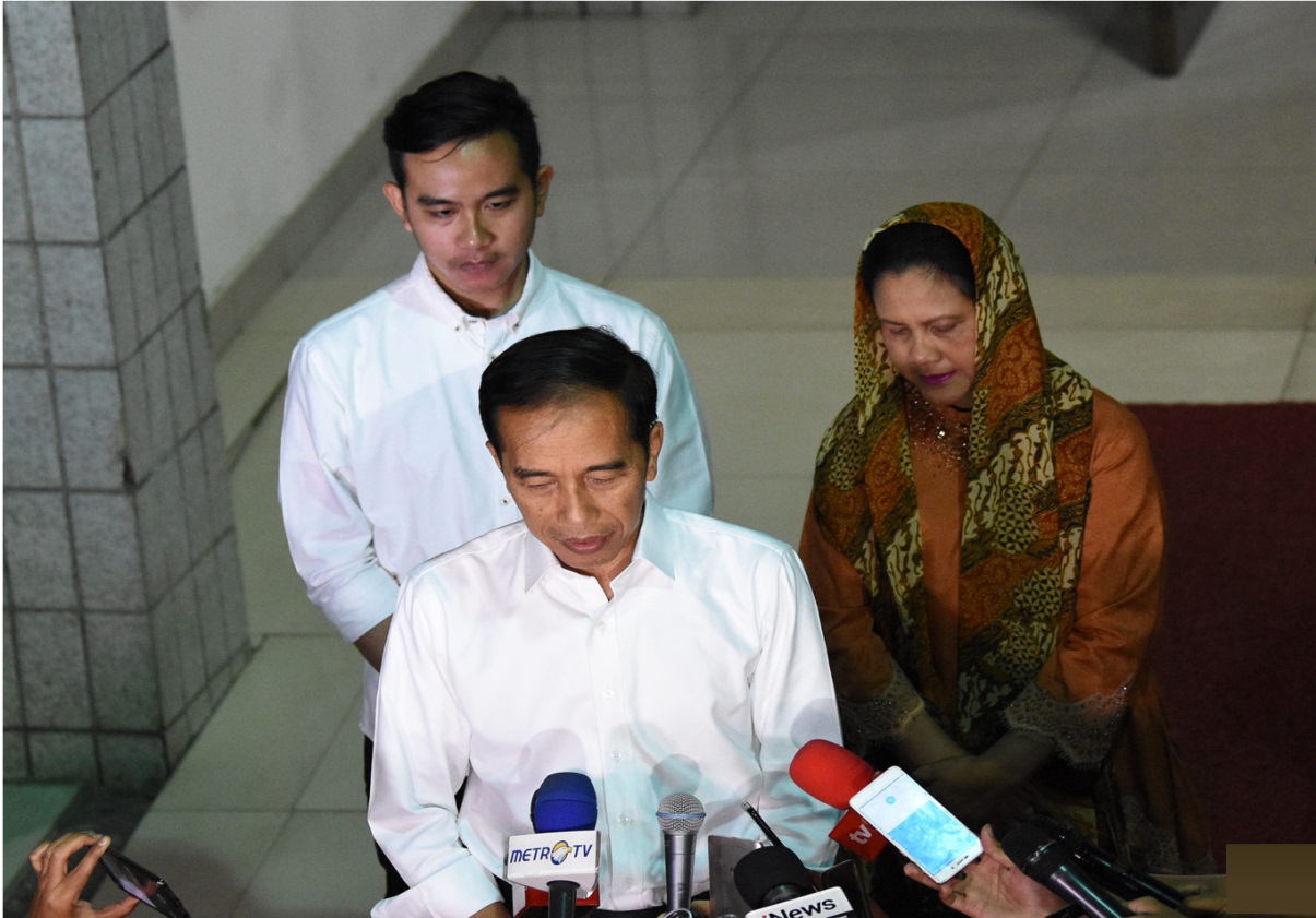 Presiden Joko Widodo bersama istrinya, Iriana dan anak sulungnya, Gibran Rakabuming Raka, beberapa waktu lalu.