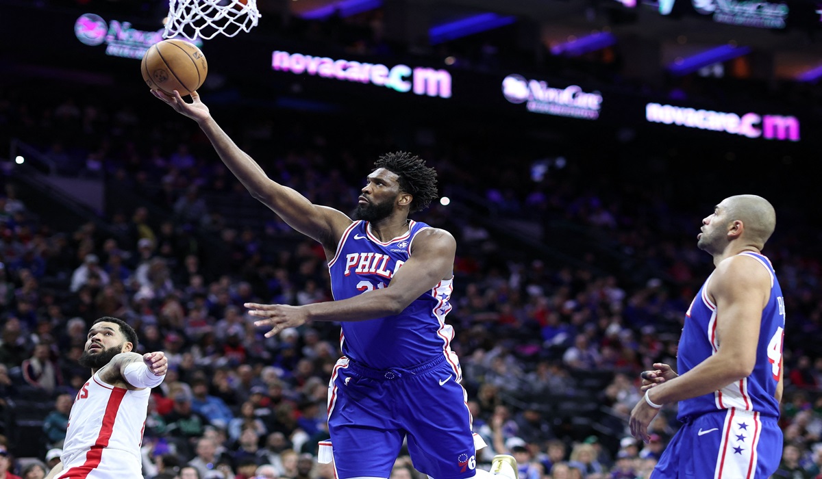 Bintang Philadelphia 76ers Joel Embiid melakukan lay-up di laga NBA melawan Houston Rockets.