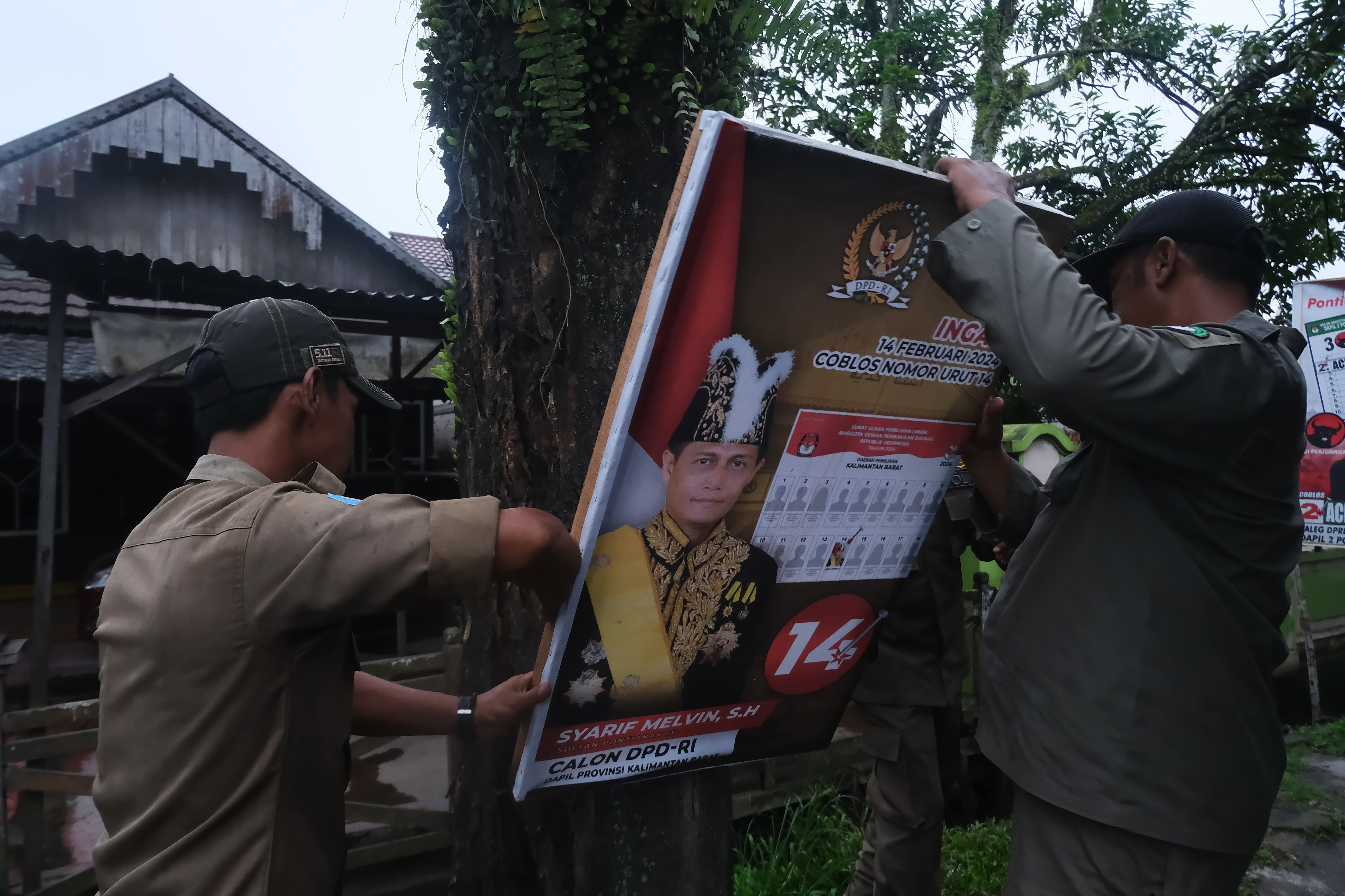 Petugas Satpol PP Kota Pontianak mencopot Alat Peraga Kampanye (APK) Pemilu 2024 yang dipaku di pohon di Kalbar.