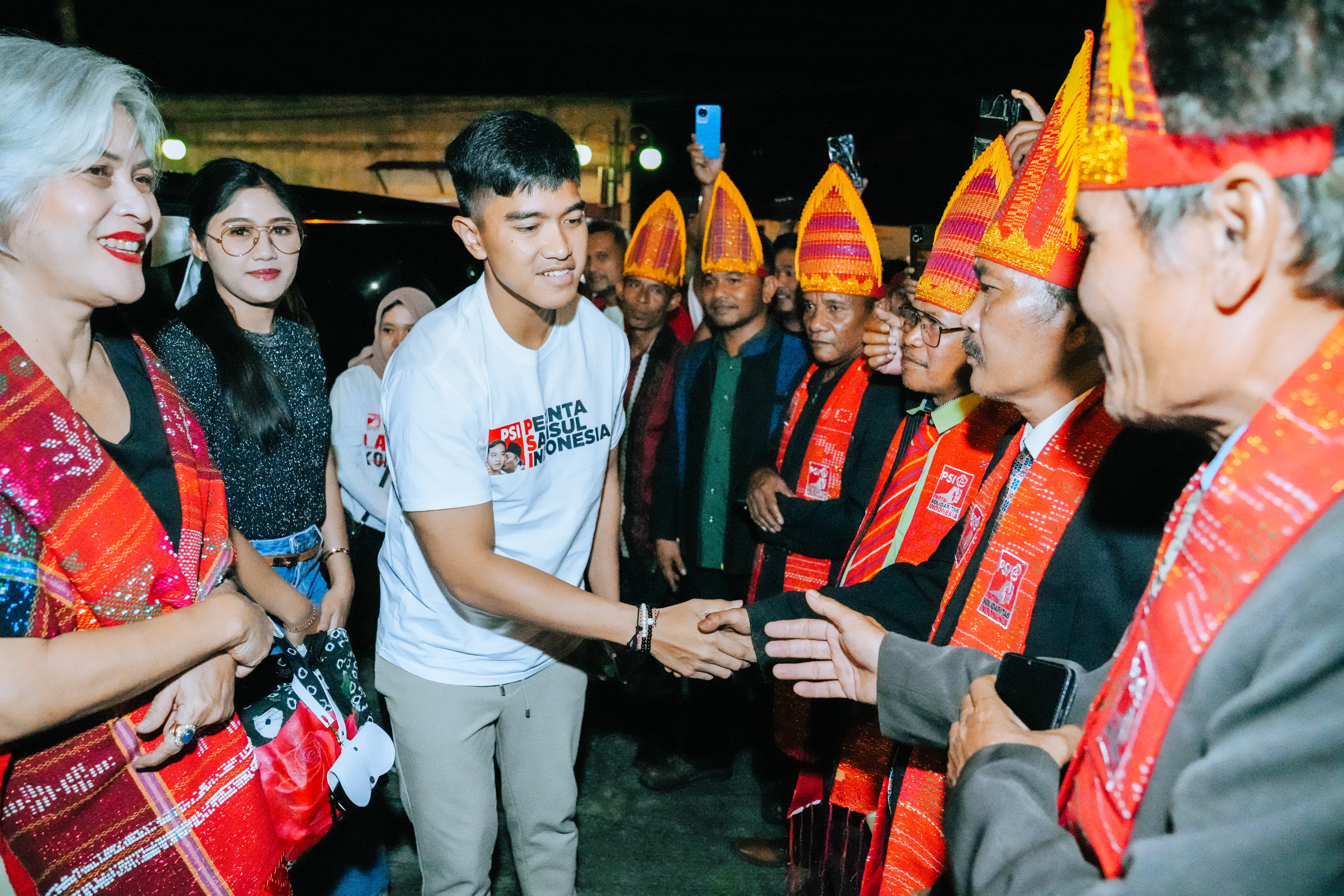  Ketum PSI Kaesang Pangarep dan Jubir PSI Irma Hutabarat saat bertemu masyarakat di Danau Toba.