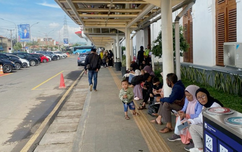 Sejumlah calon penumpang di Stasiun Kereta Api Padalarang