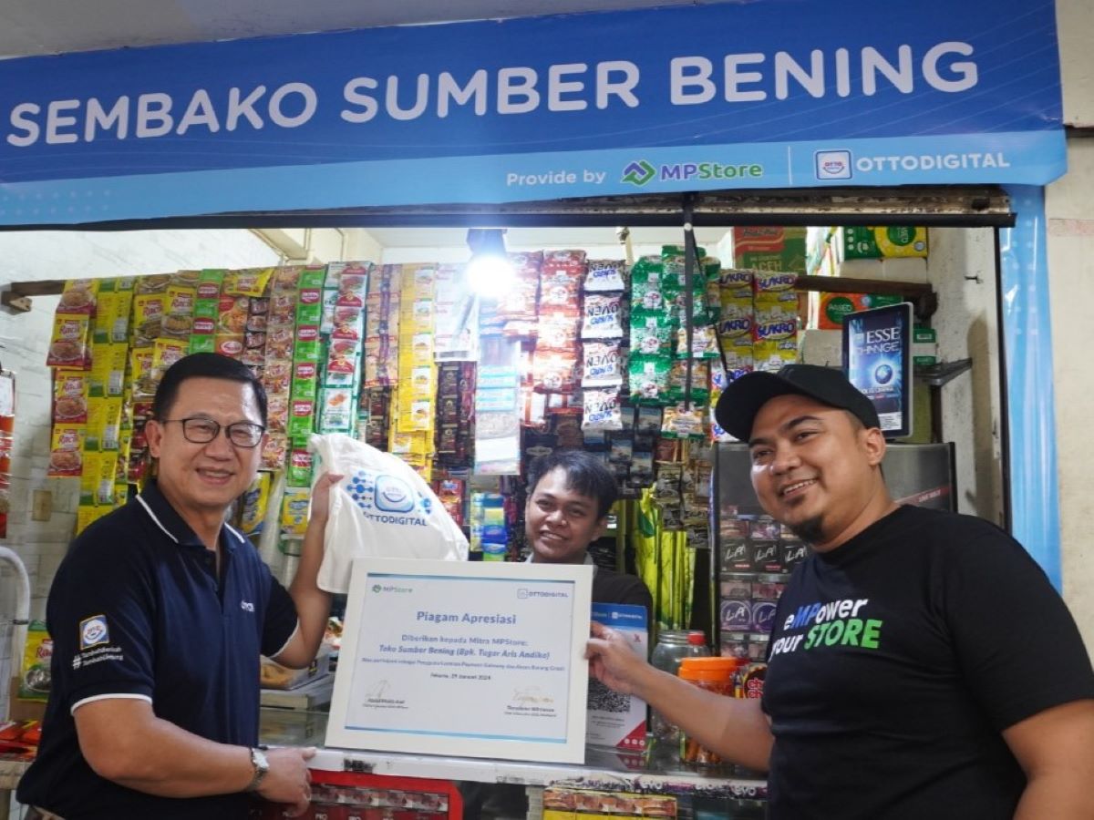 CEO OttoDigital Theodorus Wiryawan (kiri) dan CEO MPStore Abdul Muidz Aad.