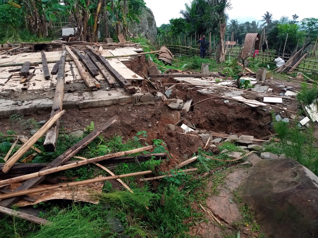 Sebuah rumah mengalami kerusakan parah akibat diterjang tanah longsor di Purwakarta