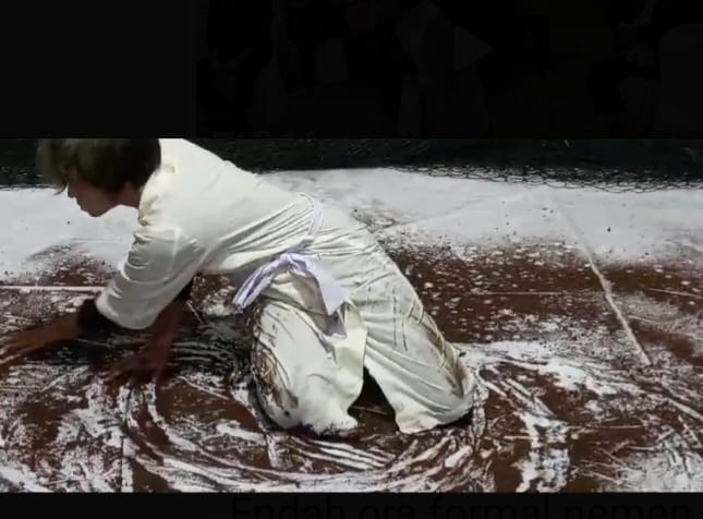  Teaterikal melukis dengan gerakan tubuh dengan media abu tanah.