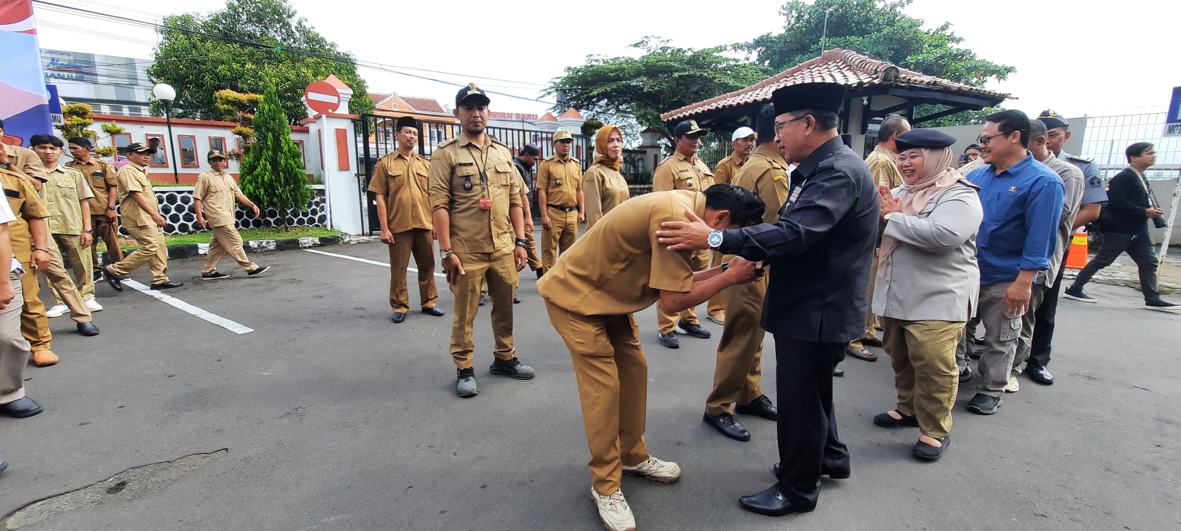 Bupati Cianjur Herman Suherman menyalami panitia ajudikasi program Pendaftaran Tanah Sistematis Lengkap 