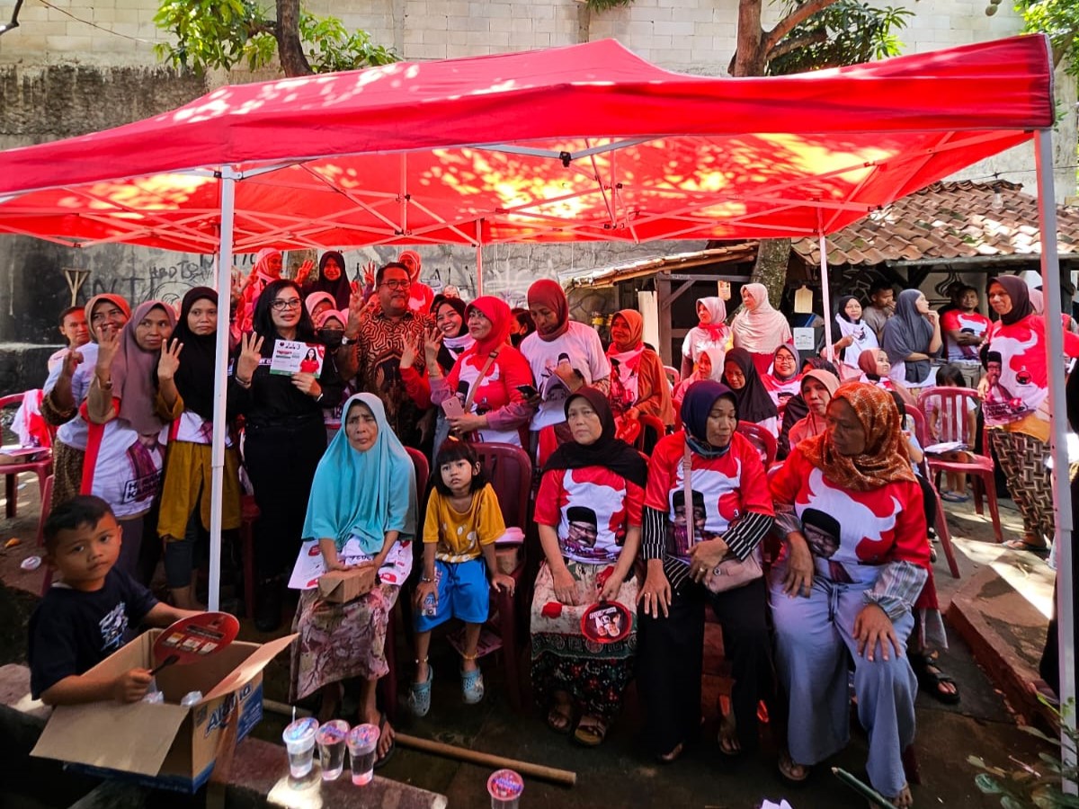 Rano Karno dan Hilary Claudia menggelar bakti sosial, Selasa, 9 Januari 2024, di daerah Pondok Aren, Tangerang Selatan. 