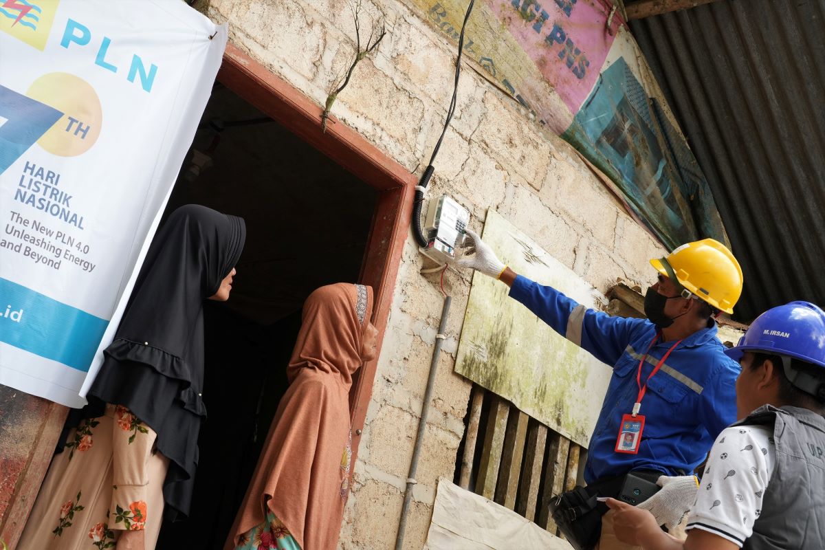 Ilustrasi pemasangan listrik di rumah warga