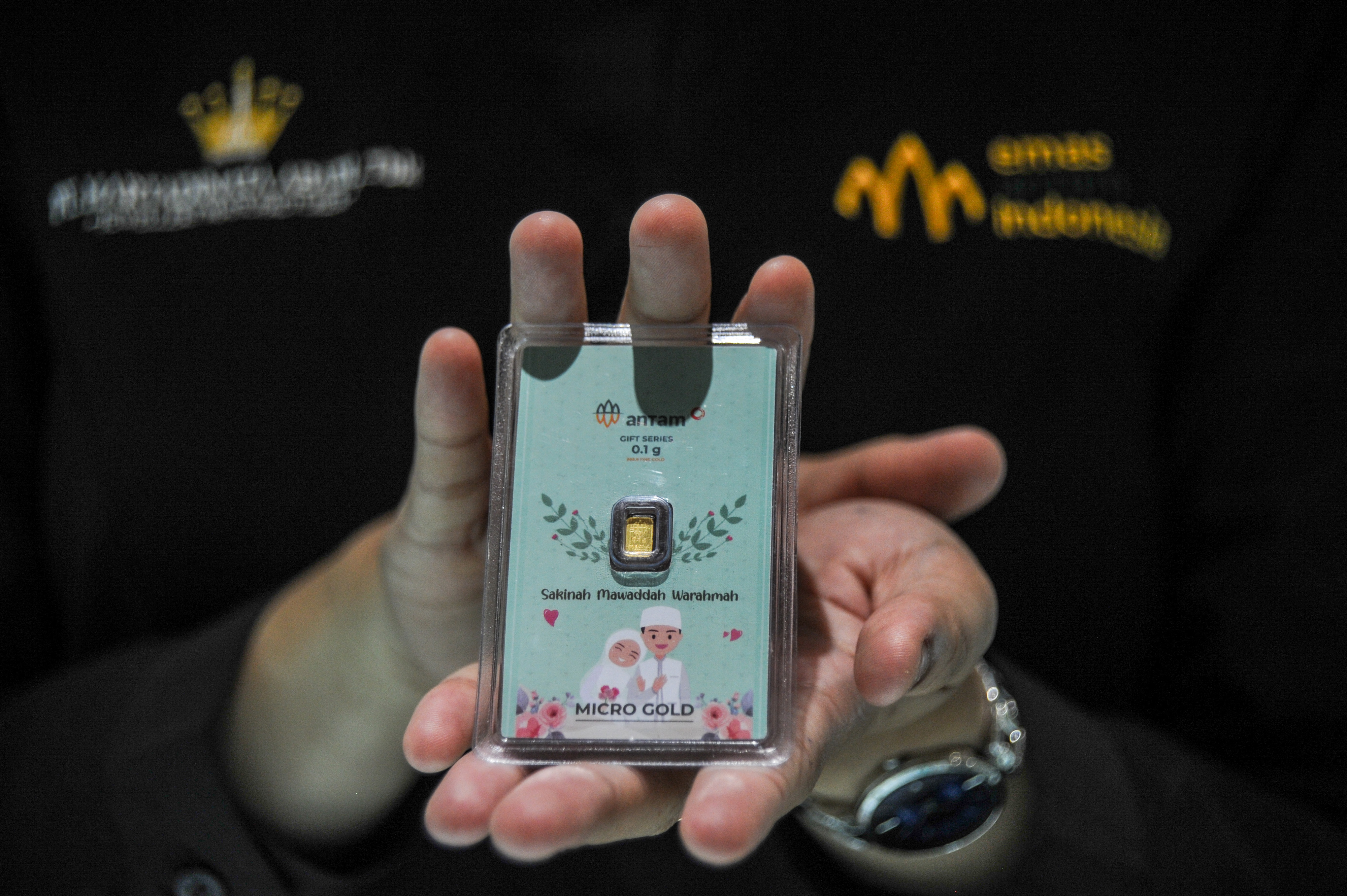 Pekerja menunjukan emas mikro di gerai emas Hartadinata Abadi di Bandung, Jawa Barat, Jumat (25/3/2022).