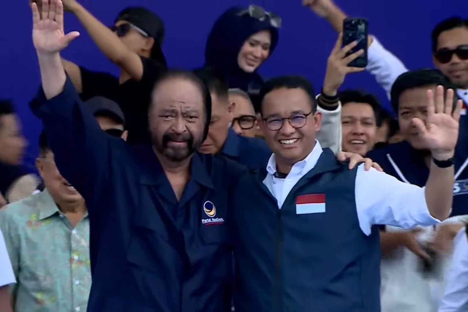 Ketua Umum Partai NasDem Surya Paloh (kiri) menggandeng Anies Baswedan saat kampanye akbar di Bandung, Jawa Barat, Minggu (28/1).