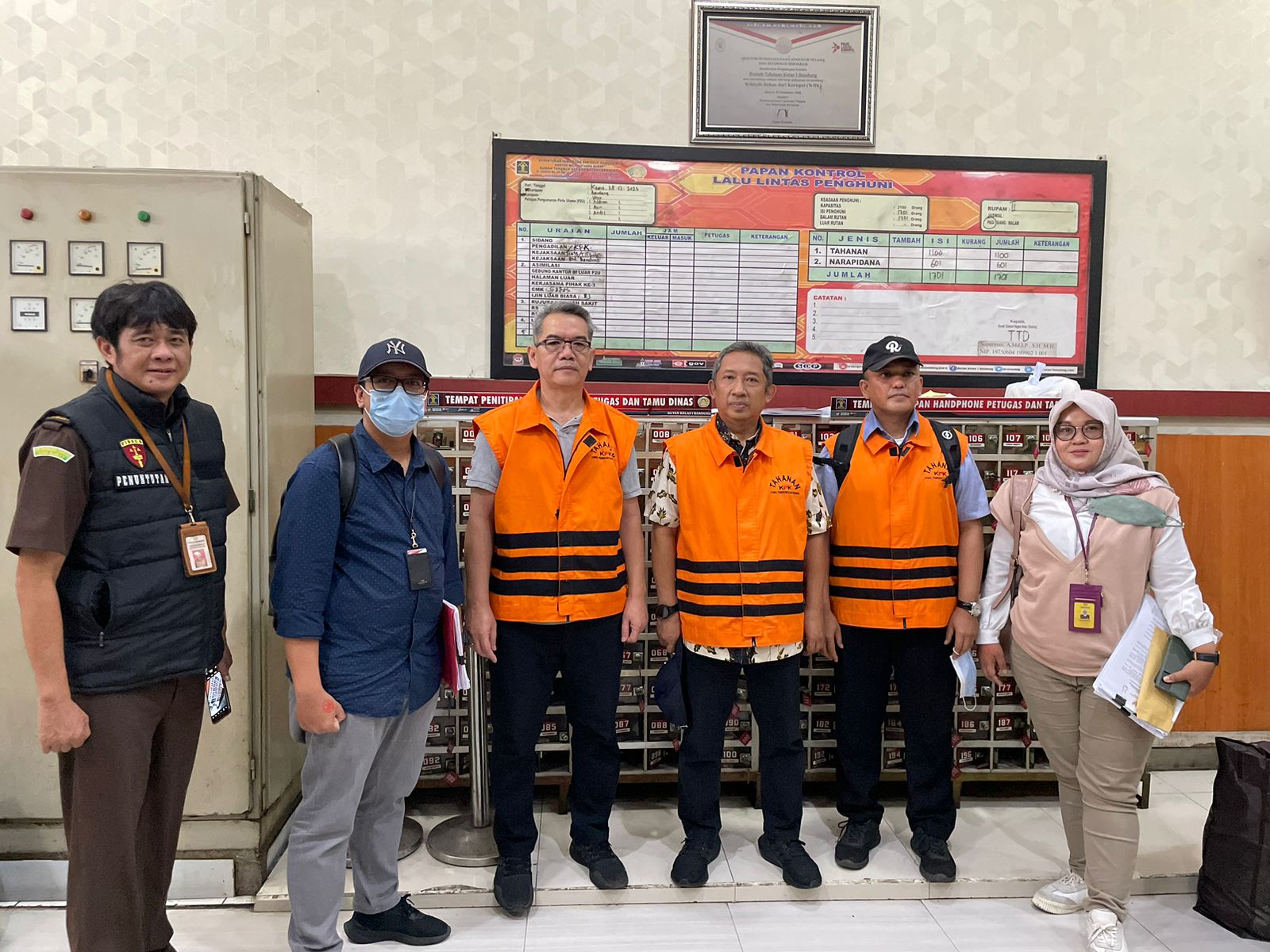 Mantan Wali Kota Bandung Yana Mulyana dijebloskan ke Lembaga Pemasyarakatan (Lapas) Sukamiskin, Bandung, sesuai perintah pengadilan.