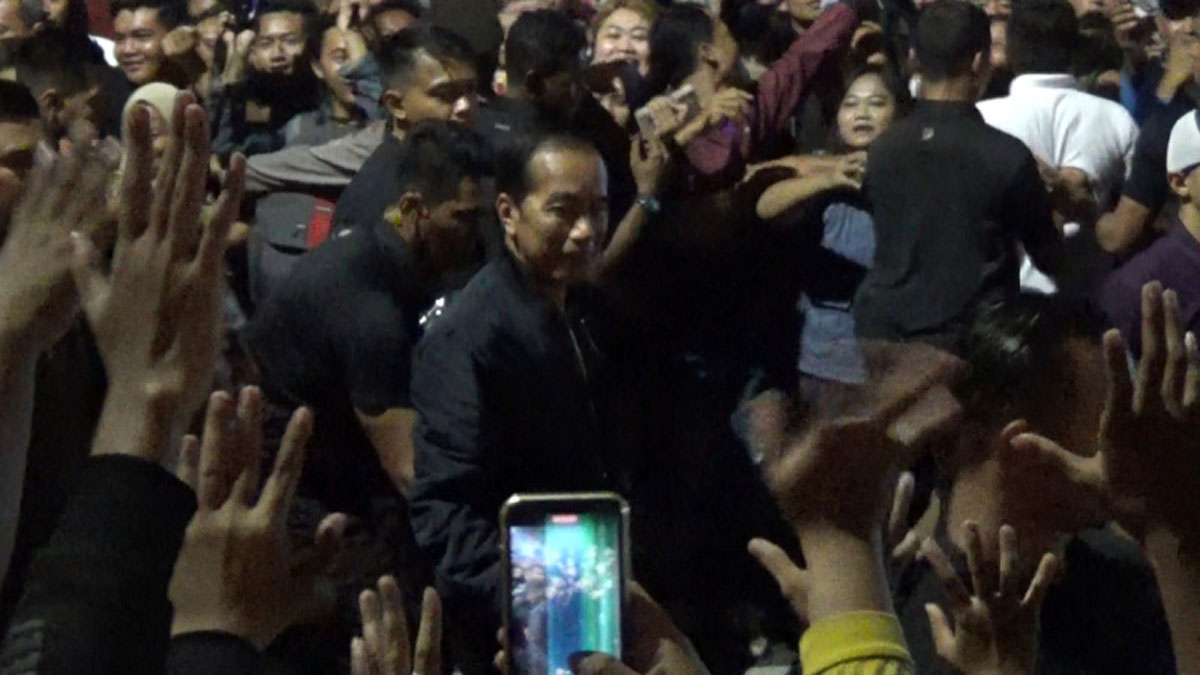 Presiden Jokowi ikut dalan kemeriahan Car Free Night untuk menyambut tahun baru 2024 di Kota Solo. 