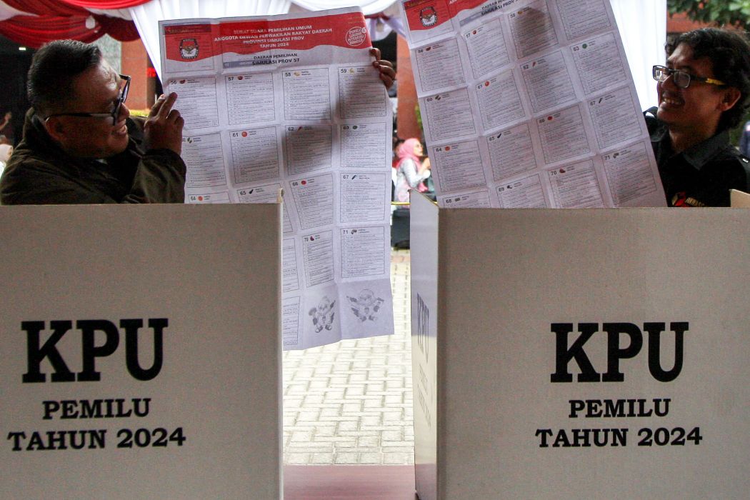 Warga melakukan tahap-tahap menggunakan hak suara saat simulasi pemungutan suara Pemilu 2024.(MI/USMAN ISKANDAR)