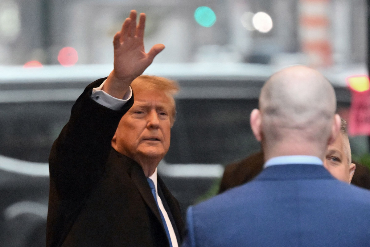 Donald Trump memberikan kesaksian sebentar pada Kamis dalam kasus fitnah usai memenangkan pemilihan pendahuluan di New Hampshire.