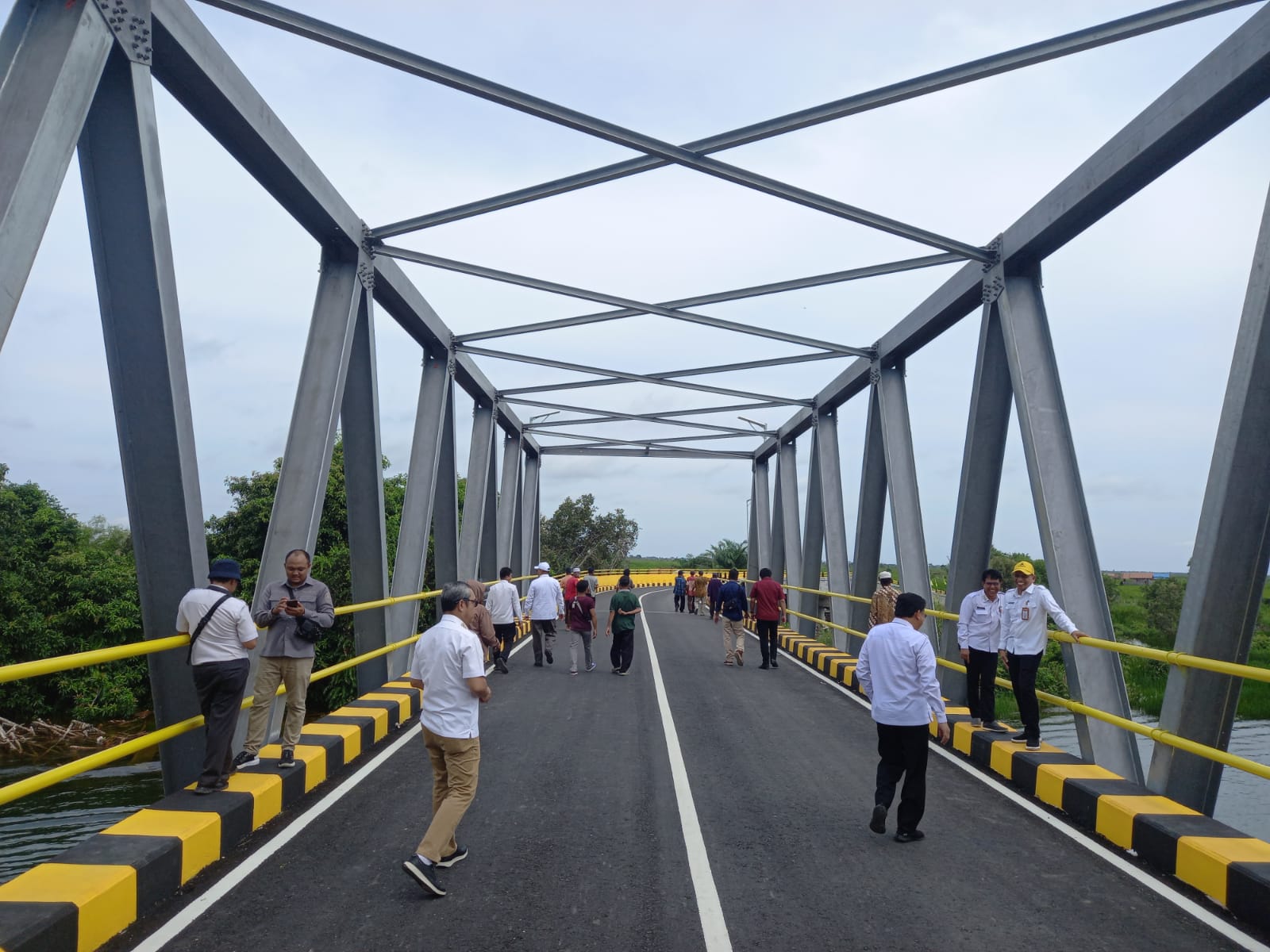 Peresmian jembatan yang diberi nama jembatan H Sahbirin Noor di Desa Simpang Lima, Kecamatan Kintapuri, 