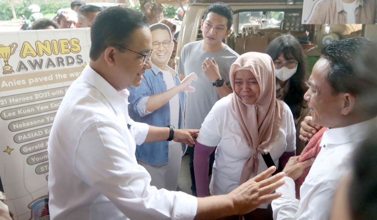 Capres 01 Anies Baswedan dipeluk warga Kampung Bayam, saat kampanye di acara dialog 