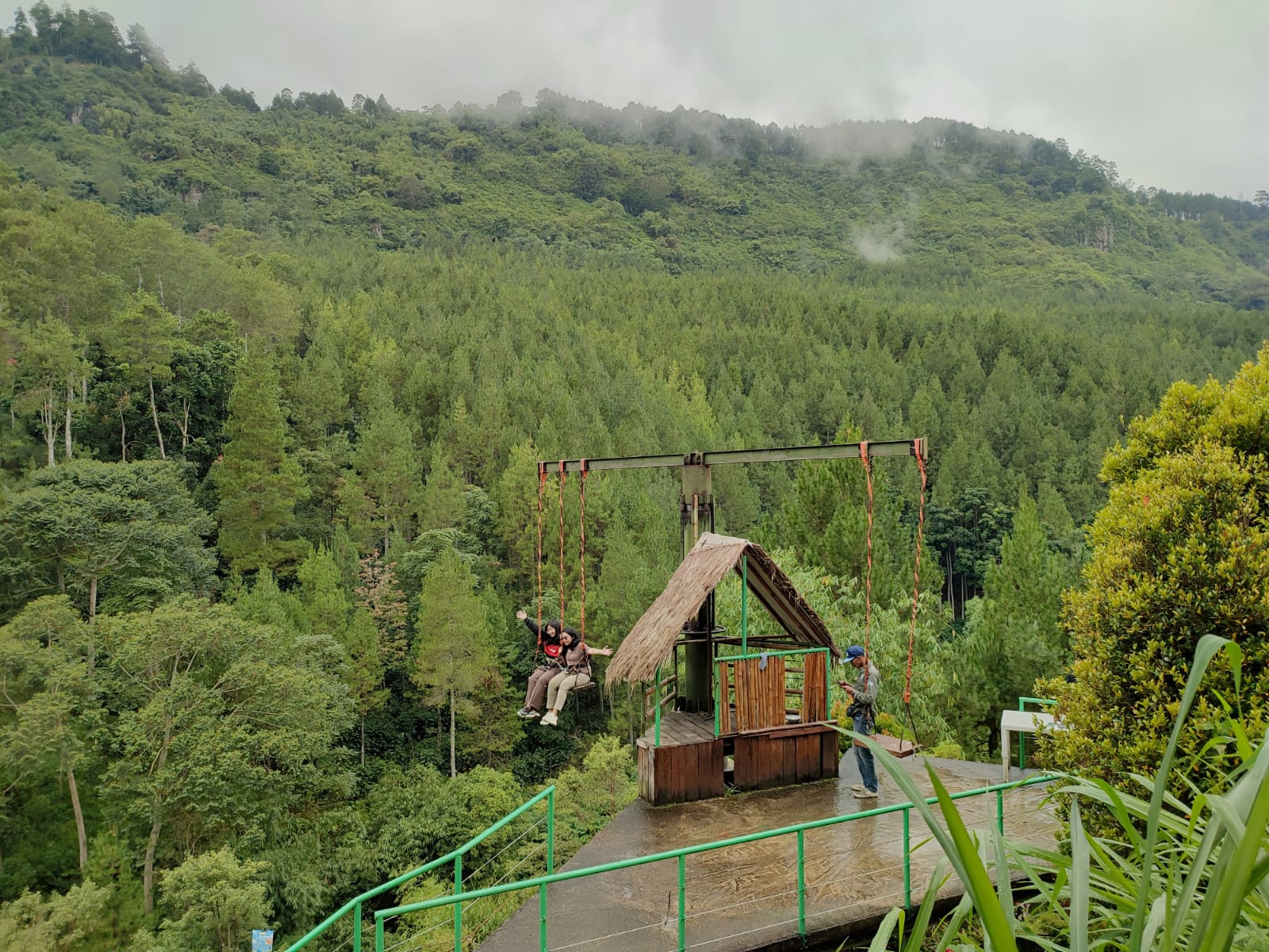  Pengunjung menikmati wahana yang berada di objek wisata The Lodge Maribaya, Desa Cibodas, Kecamatan Lembang, Kabupaten Bandung Barat,