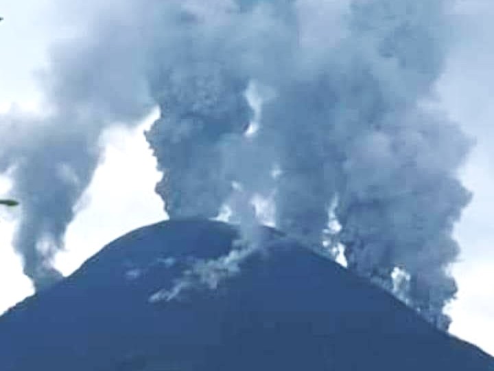 Gunung Lewotobi Laki-laki semburkan abu vulkanik.