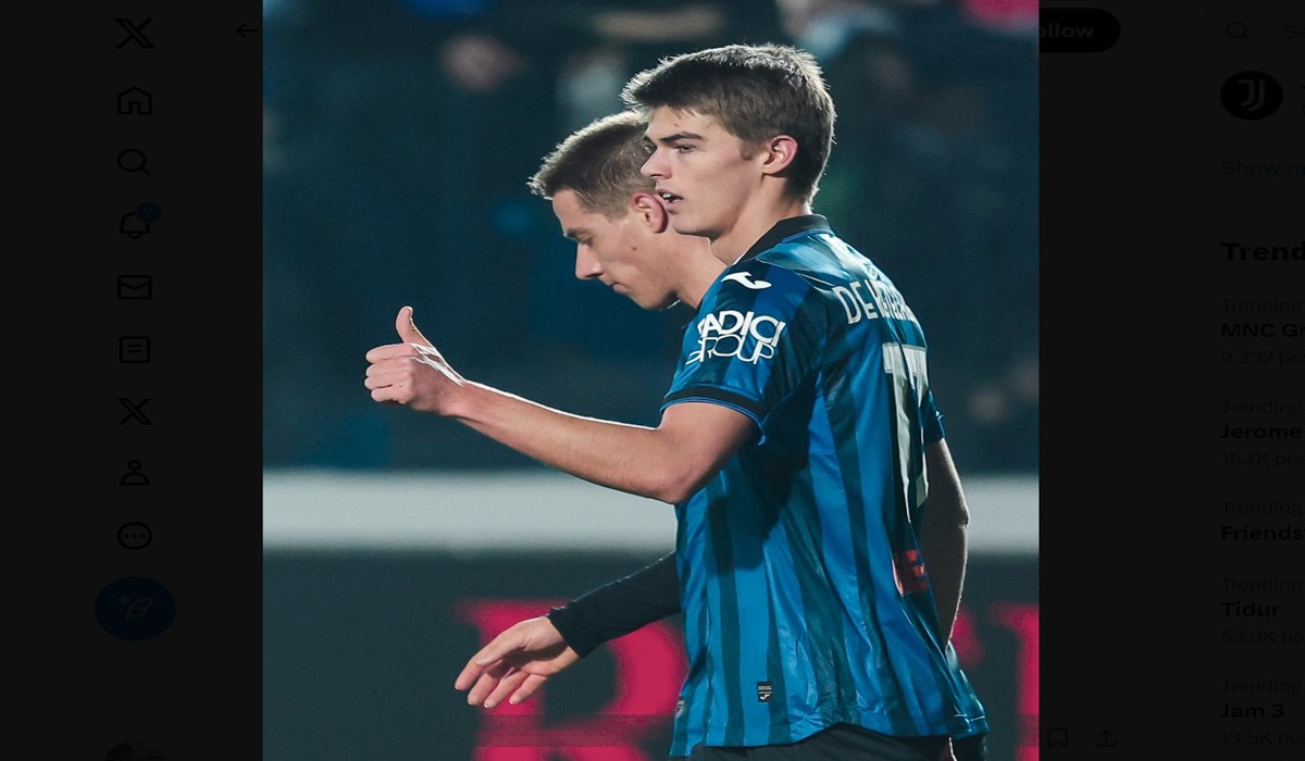 Striker Atalanta Charles De Ketelaere melakukan selebrasi usai mencetak gol ke gawang Sassuolo di laga Coppa Italia.