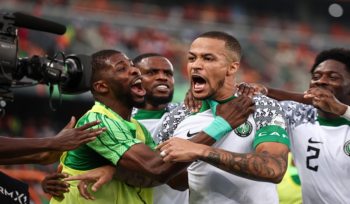Bek Nigeria William Troost-Ekong melakukan selebrasi usai mencetak gol ke gawang Pantai Gading di laga Piala Afrika.